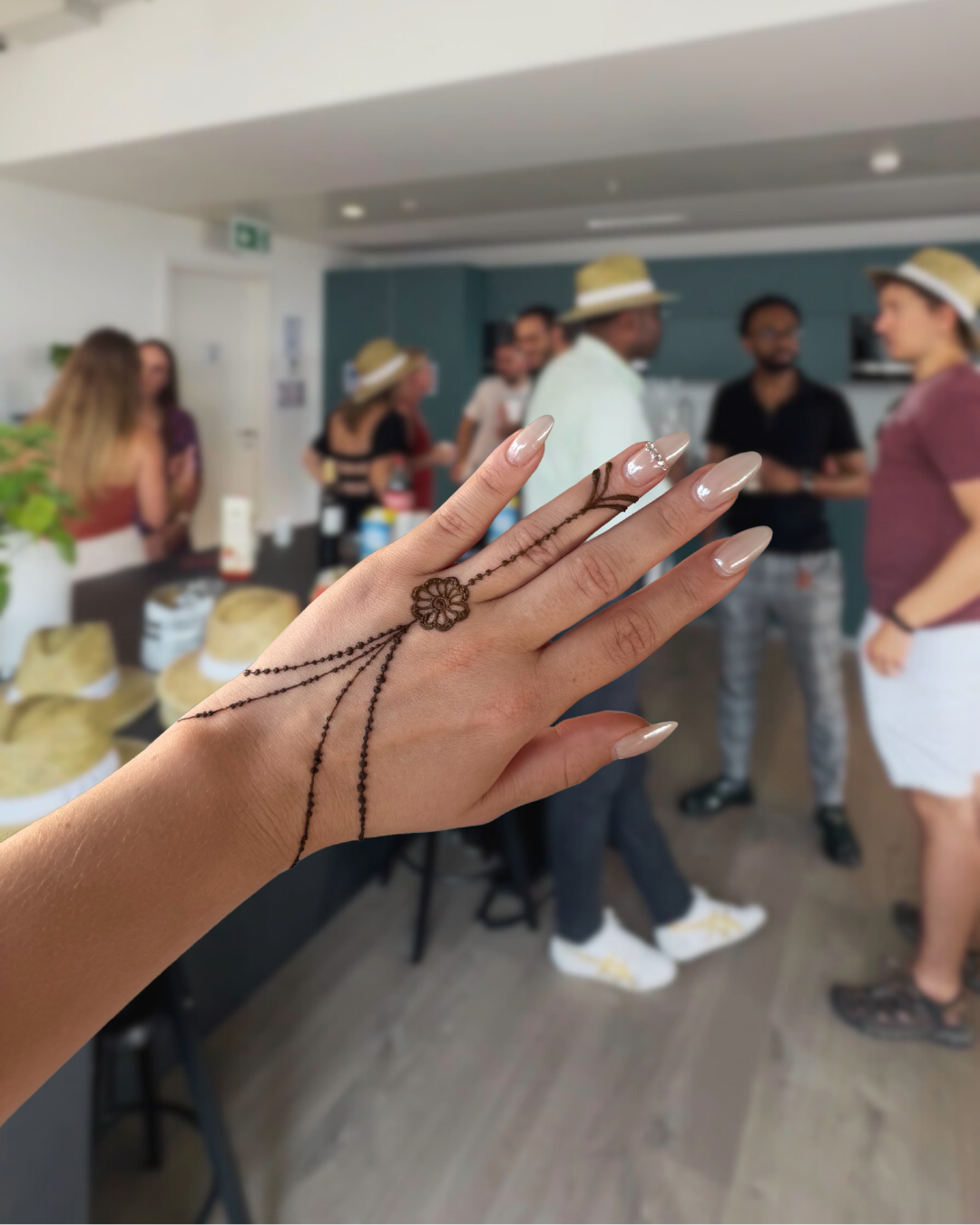 Afterwork party in Geneva - book a henna artist Afterwork party Geneva - henna stand